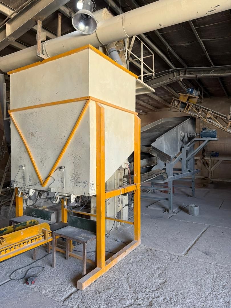 Orange-framed weighing hopper feeding the FELUXE filling station